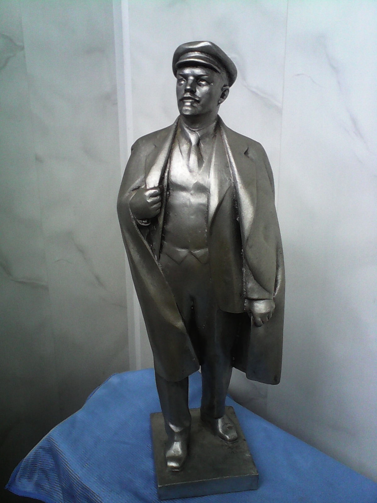 Скульптура в.и. Ленин в полный рост в кепке и пальто