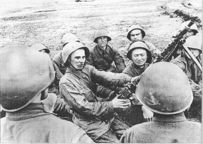 Пулеметчик Н.Федоров обучает красноармейцев стрельбе из трофейного пу­лемета MG-34. Юго-Запад­ный фронт, май 1942 года.jpg