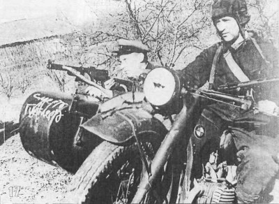 Танкисты — разведчики на своем трофейном мото­цикле BMW R12  Юго-Западный фронт май 1942 года.jpg