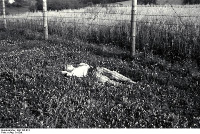 Bundesarchiv_Bild_192-074,_KZ_Mauthausen,_Erschossener_H&#228;ftling.jpg