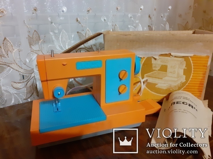 Детская игрушечная швейная машинка "леся"