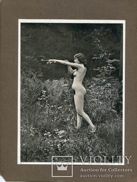 Обнаженная с луком. Фот. В. Хюммер. 1900-е.