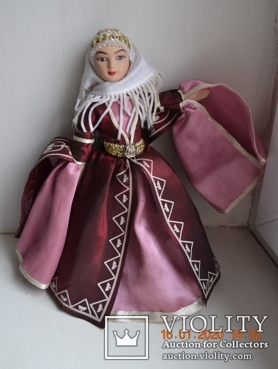 Фарфоровая кукла в костюме " Карачаевский праздничный костюм ". Из набора. Высота 19 см., фото №2