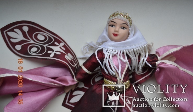 Фарфоровая кукла в костюме " Карачаевский праздничный костюм ". Из набора. Высота 19 см., фото №6