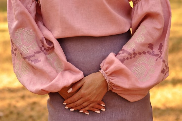 Жіночна вишиванка з ніжним візерунком пудрового рожевого відтінку, фото №7