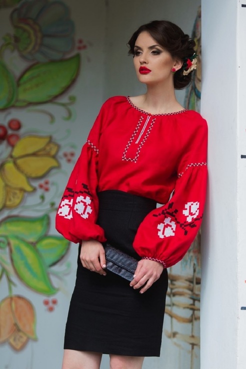 Шикарна жіноча блуза червоного відтінку з вишитими білими трояндами, фото №4