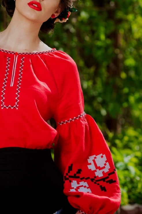 Шикарна жіноча блуза червоного відтінку з вишитими білими трояндами, фото №5