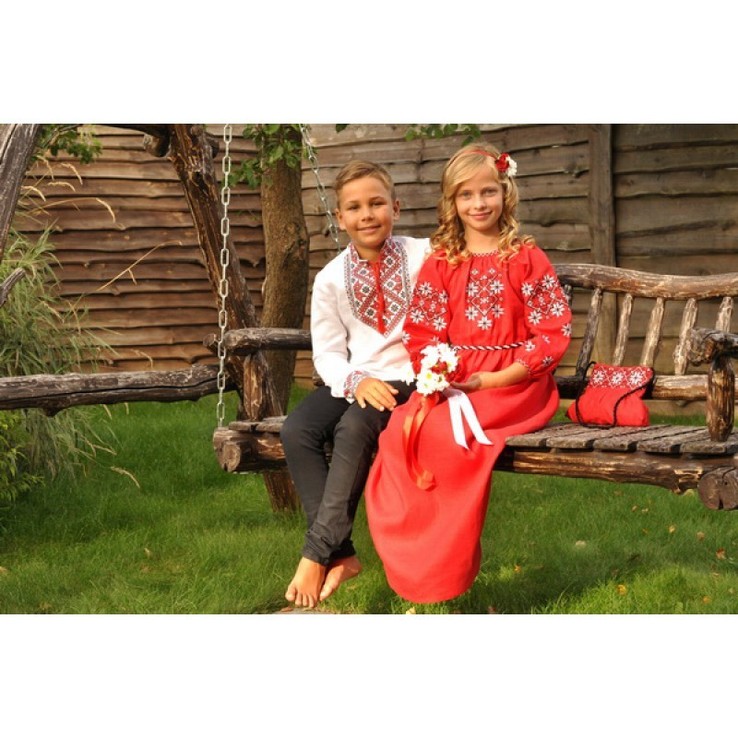 Довга червона сукня для дівчинки з виразною вишивкою, фото №3