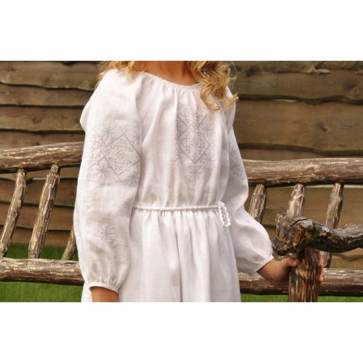 Святкова дитяча сукня з натурального льону з білою вишивкою, фото №3