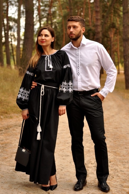 Чоловіча сорочка класичного крою і вишукана жіноча сукня з вишивкою, фото №2