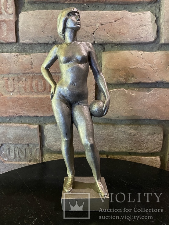Скульптура авторськая, Девушка с мячом