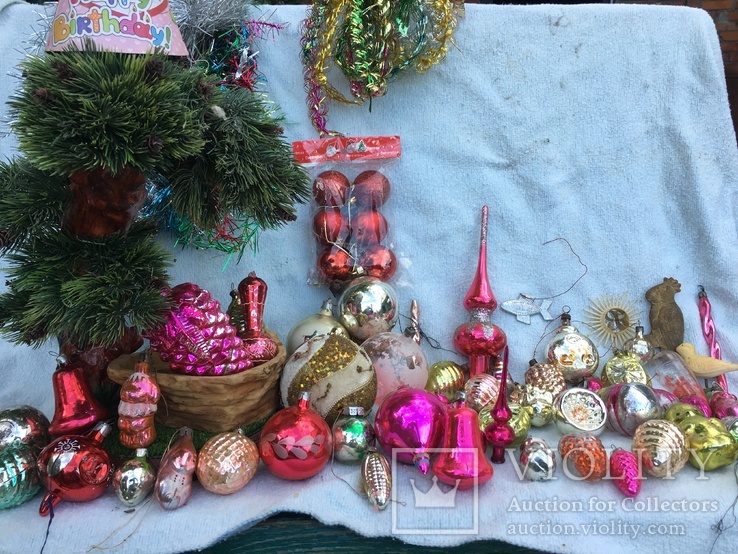 Декоративная ель и 55 новогодних игрушек