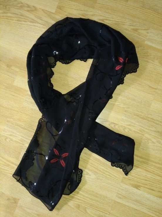 Чорний шифоновий шарф з паєтками