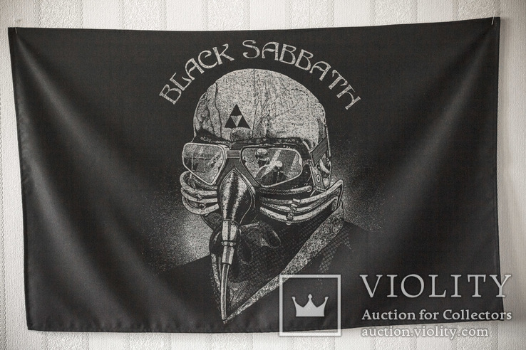 Сувенирный баннер легендарной британской рок-группы Black Sabbath. Человек в маске.