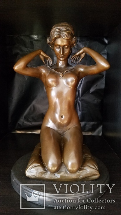 Скульптура обнаженной девушки на коленях, фото №2