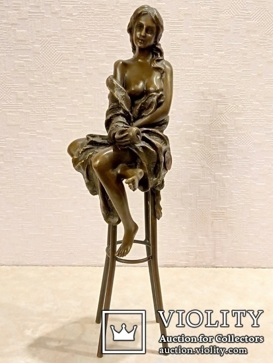 Статуэтка бронзовая "Девушка с яблоком, на стуле" бронза, латунь., фото №3