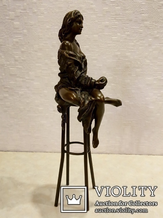 Статуэтка бронзовая "Девушка с яблоком, на стуле" бронза, латунь., фото №5