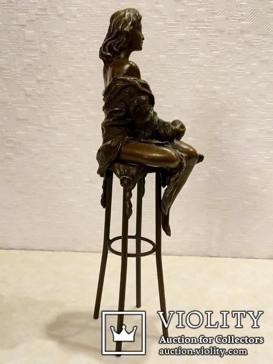 Статуэтка бронзовая "Девушка с яблоком, на стуле" бронза, латунь., фото №6