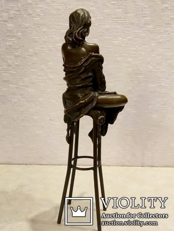 Статуэтка бронзовая "Девушка с яблоком, на стуле" бронза, латунь., фото №7