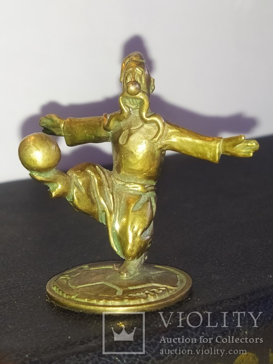 Украинец Казак с мячем коллекционная миниатюра статуэтка бронза, фото №2