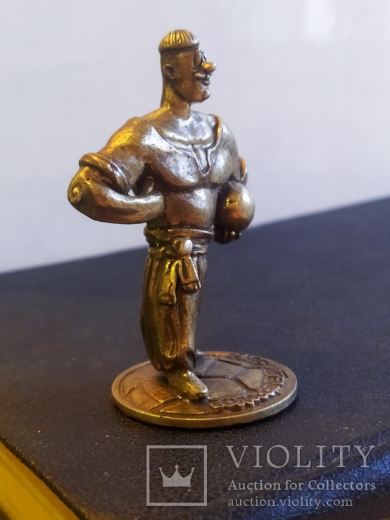 Украинец Казак и мяч коллекционная миниатюра статуэтка бронза, фото №7