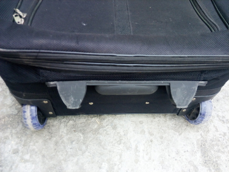 Большой чемодан на колесиках, фото №7
