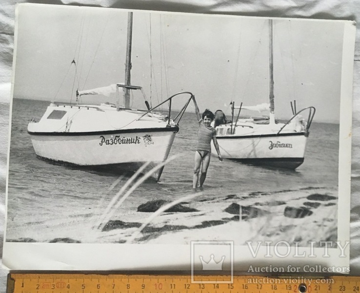 Фото фотохудожника Топалова Г.П. "Мальчик возле яхты "Разбойник"", 1985 г.