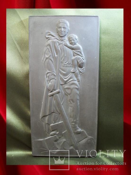 1210 Панно, плакетка, Советский солдат, воин, освободитель с ребенком, Мейсен, керамика, фото №2