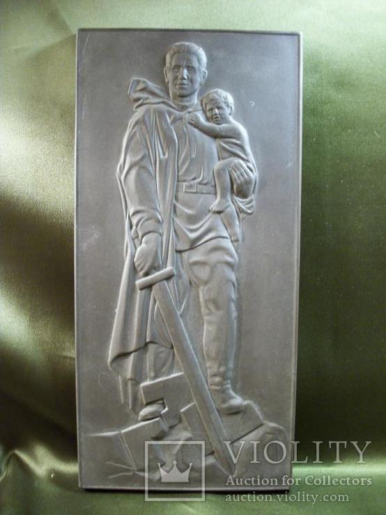 1210 Панно, плакетка, Советский солдат, воин, освободитель с ребенком, Мейсен, керамика, фото №5