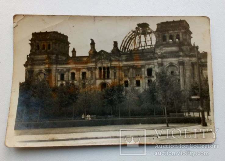 Фотография Разбитый Германский Рейстаг стоит без окон