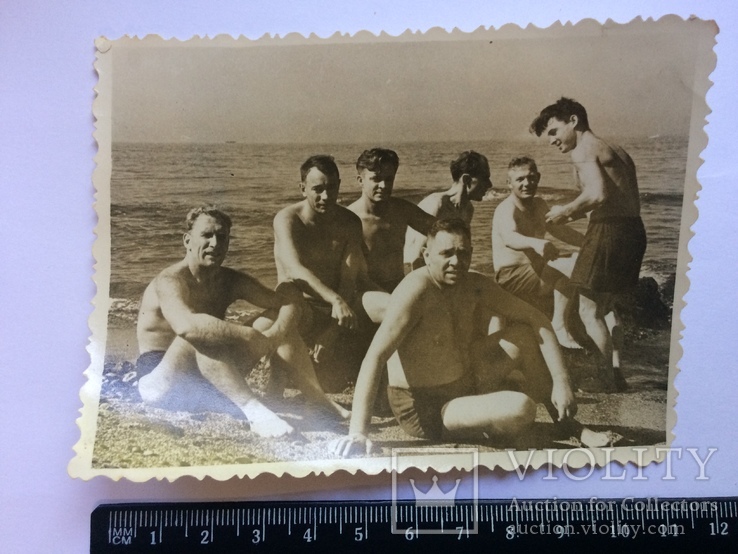 Человек похожий на Тома Хенкса в конце 40-х на море с мужиками, фото №3