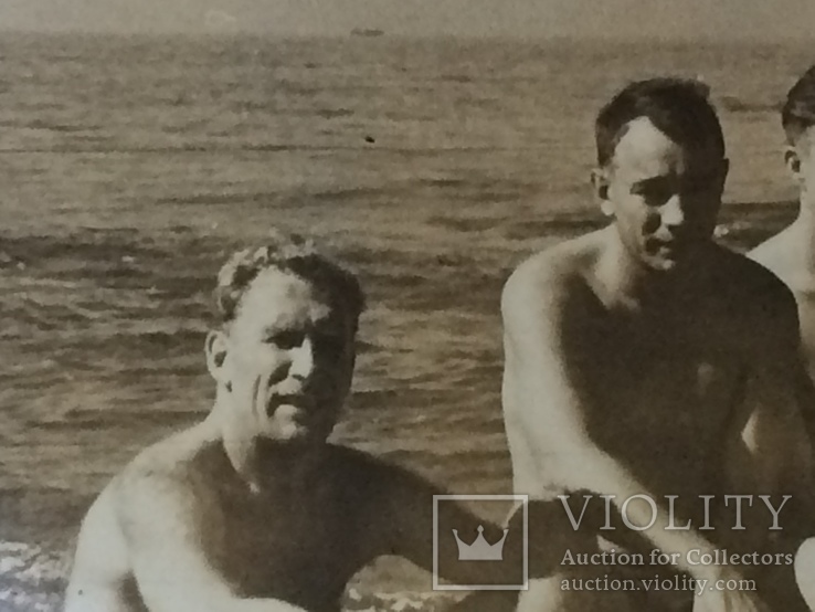 Человек похожий на Тома Хенкса в конце 40-х на море с мужиками, фото №5