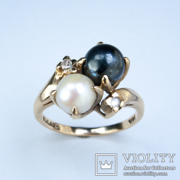 Золотое кольцо "поцелуйчик" с черной и белой жемчужинами и бриллиантами, фото №2