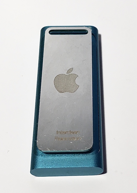Apple iPod shuffle 3 Gen c наушниками Apple Earbuds и USB кабелем, фото №6