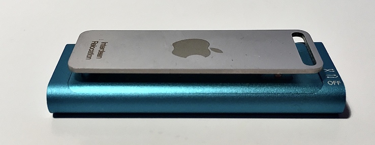 Apple iPod shuffle 3 Gen c наушниками Apple Earbuds и USB кабелем, фото №10