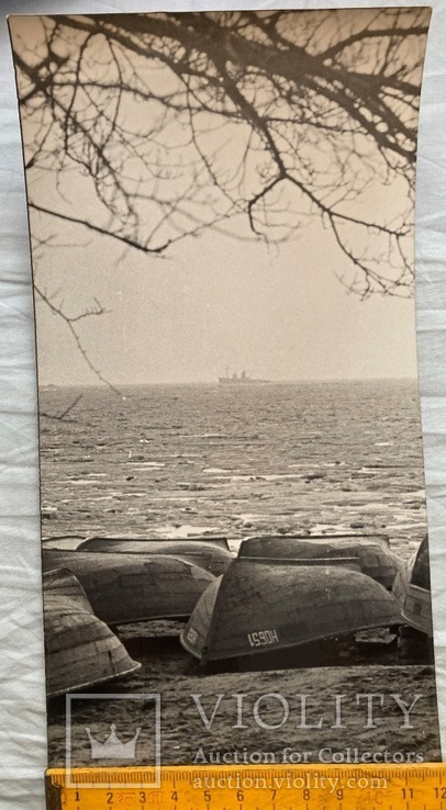 Фото (12*23,5 см.) фотохудожника Топалова Г.П. "Лодки на берегу", 70-е г.г..