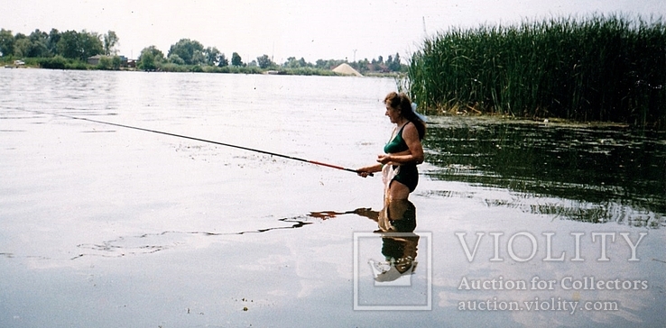 Рыбаки / Женщина ловит на удочку, фото №2