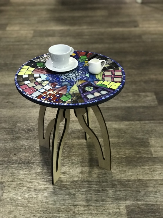 Стол, столик из мозаики и витражного стекла, фото №3