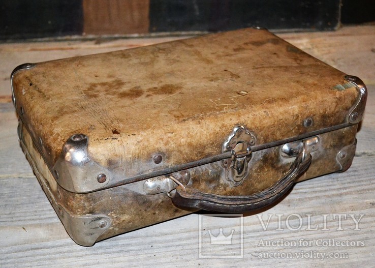 Старинный маленький чемоданчик