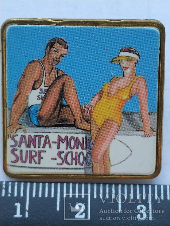 Значек школы серфинга в прибрежном городе Санта Моник Калифорния США