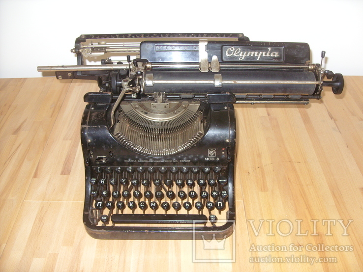 Старая печатная машинка Olympia
