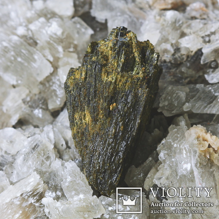 Эпидот сросток кристаллов 40 карат 33х17х13мм Урал, фото №2