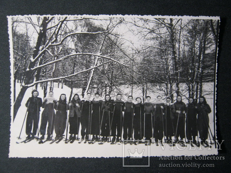 Урок физкультуры в женской гимназии. 1948 г., фото №2