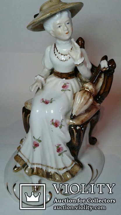 Фарфоровая статуэтка Дама на скамье с зонтиком., фото №3