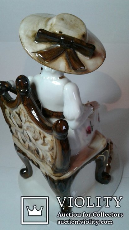 Фарфоровая статуэтка Дама на скамье с зонтиком., фото №5