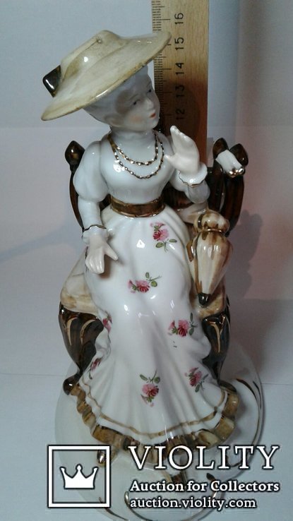 Фарфоровая статуэтка Дама на скамье с зонтиком., фото №8