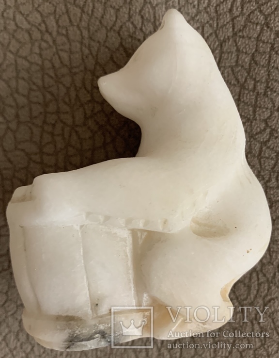 Подсвечник Медведь с бочонком, старинный резной белый камень, вес 240 грамм, фото №2