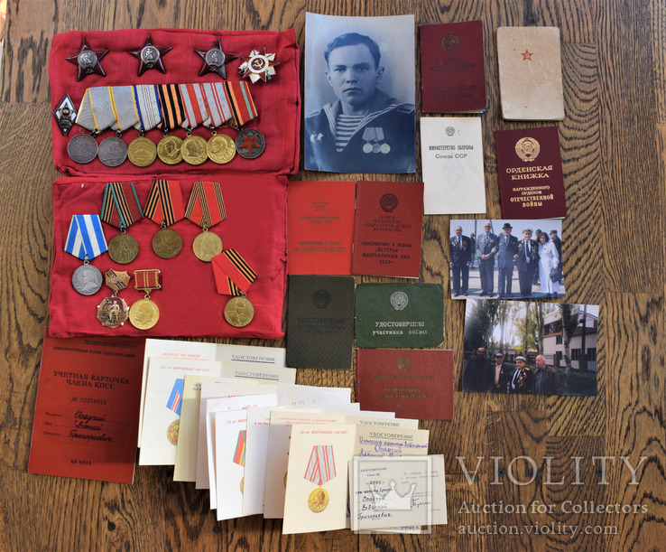 Комплект на моряка командира орудия три ордена КЗ и медалей с документами и фотографиями.