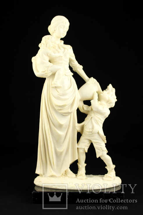 Скульптор A.Santini. Фигура девушки с детьми на подставке. Италия, фото №2
