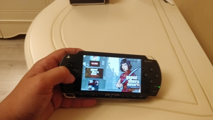 Sony PSP 1004 прошитая + флешка 16GB c играми + Наушники., фото №6